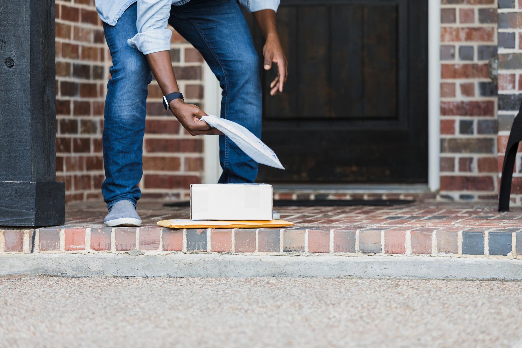 Doorstep delivery handoff